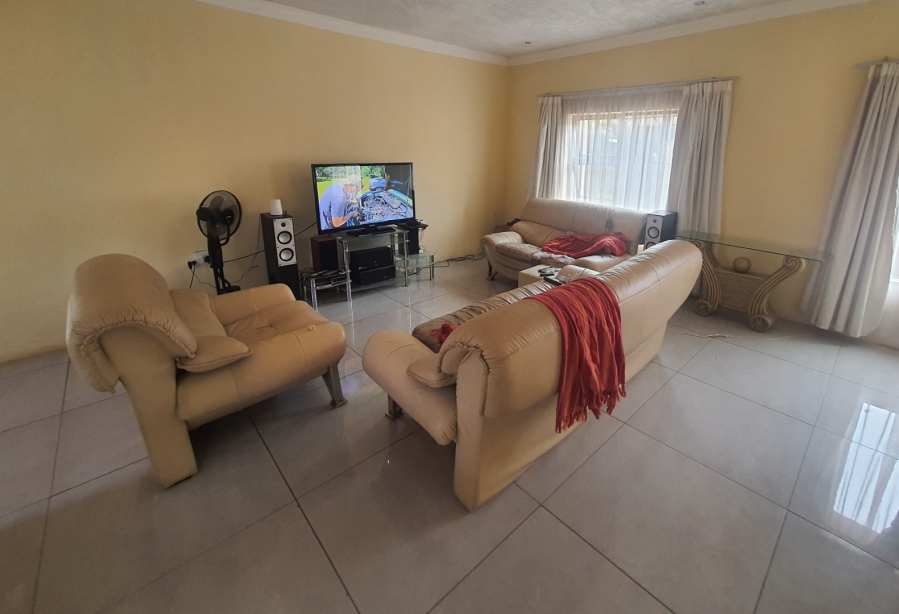 To Let 5 Bedroom Property for Rent in Melodie North West